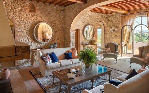 Sole Del Chianti: Bord, Møbel, Plante, Ejendom, Couch, Stue, Indretning, Belysning, Stueplante, Stol