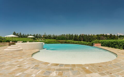 Sole Del Chianti: Himmel, Vand, Bygning, Svømmepøl, Træ, Hus, Plante, Fritid, Landskab, Ejendom