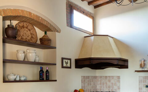 Sole Del Chianti: Ejendom, Cabinetry, Countertop, Træ, Belysning, Køkken, Arkitektur, Indretning, Komfur, Køkken Apparat