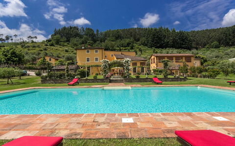 Villa Castellaccio: Vand, Sky, Himmel, Plante, Svømmepøl, Bygning, Azure, Træ, Rektangel, Stol