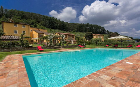 Villa Castellaccio: Vand, Sky, Himmel, Plante, Bygning, Svømmepøl, Natur, Rektangel, Azure, Hus