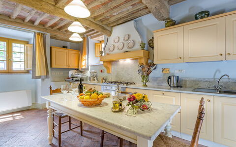 Villa Castellaccio: Cabinetry, Møbel, Vindue, Countertop, Køkken, Belysning, Træ, Indretning, Bord, Køkken Apparat