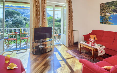 Apartment Fernanda - Levanto: Ejendom, Møbel, Bord, Couch, Træ, Komfort, Indretning, Stue, Gulvbelægning, Arkitektur