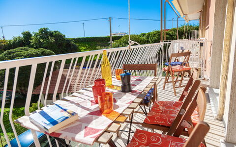 Apartment Fernanda - Levanto: Himmel, Bord, Ejendom, Møbel, Stol, Træ, Udendørs Møbler, Træ, Udendørs Bord, Fritid