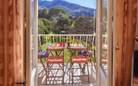 Apartment Fernanda - Levanto: Ejendom, Himmel, Azure, Bygning, Træ, Indretning, Hegn, Veranda, Skygge, Etage