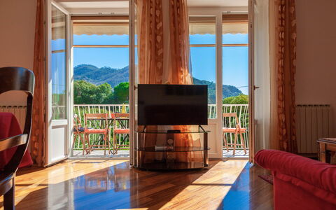 Apartment Fernanda - Levanto: Møbel, Vindue, Azure, Træ, Komfort, Arkitektur, Indretning, Gulvbelægning, Himmel, Etage