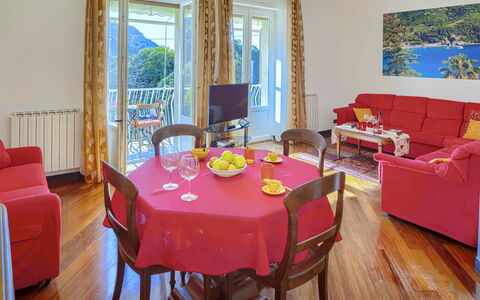 Apartment Fernanda - Levanto: Møbel, Bord, Ejendom, Dekoration, Stol, Vindue, Textile, Træ, Indretning, Gulvbelægning