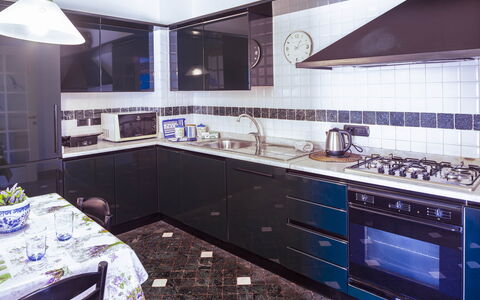 Apartment Fernanda - Levanto: Countertop, Cabinetry, Ejendom, Møbel, Køkken, Tap, Produkt, Bygning, Skuffe, Komfur