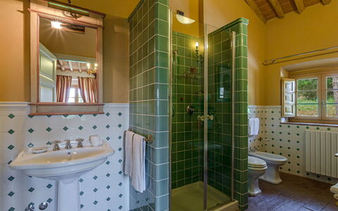 Villa Guasperini: Spejl, Tap, Sanitærarmatur, Ejendom, Håndvask, Badeværelse, Vindue, Bruser, Purple