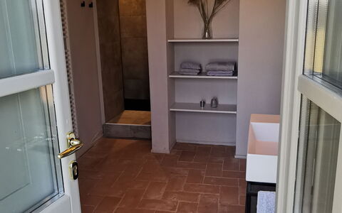 Casa Insieme: Cabinetry, Ejendom, Træ, Dør, Hus, Gulvbelægning, Etage, Indretning, Bejdse, Køkken