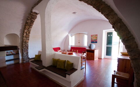 Holiday Home Giannella: Møbel, Bygning, Vindue, Couch, Træ, Indretning, Hus, Komfort, Stueplante, Hal