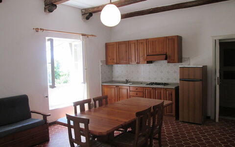 Giannella Holiday Apartment: Møbel, Bord, Cabinetry, Couch, Vindue, Træ, Stol, Bygning, Indretning, Køkken & Spisebord