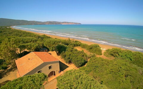 Giannella Holiday Apartment: Himmel, Vand, Plantesamfund, Bygning, Økoregion, Sky, Naturlige Landskab, Plante, Azure, Strand