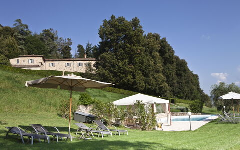 Chianti Resort: Himmel, Plante, Paraply, Træ, Skygge, Land Lot, Telt, Udendørs Møbler, Sky, Hus