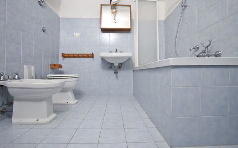 Chianti Resort: Spejl, Tap, Sanitærarmatur, Håndvask, Badeværelsesvask, Ejendom, Bygning, Badeværelse, Purple, Plante