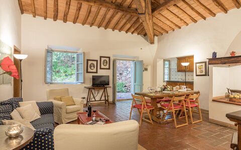 Chianti Resort: Møbel, Billedramme, Bord, Træ, Indretning, Etage, Couch, Hus, Gulvbelægning, Stue