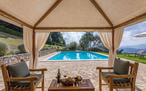 Chianti Resort: Plante, Møbel, Ejendom, Vand, Svømmepøl, Azure, Stol, Skygge, Bygning, Indretning