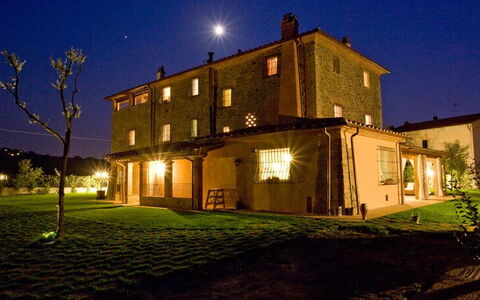 Il Fienile Holiday Home: Himmel, Plante, Bygning, Vindue, Ejendom, Lys, Træ, Hus, Dør