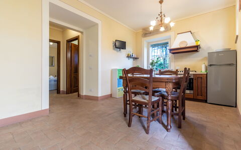 Il Fienile Holiday Home: Bord, Møbel, Stueplante, Træ, Belysning, Indretning, Bygning, Stol, Hal, Etage