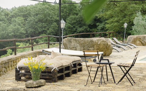 Villa San Leo: Plante, Bord, Blomst, Bygning, Udendørs Møbler, Træ, Skygge, Indretning, Stol, Udendørs Bord