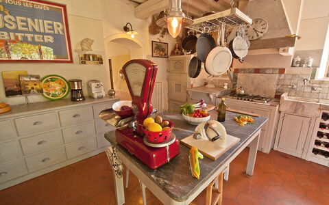 Villa Badia: Bord, Møbel, Cabinetry, Bordservice, Mad, Belysning, Stol, Indretning, Træ, Skuffe