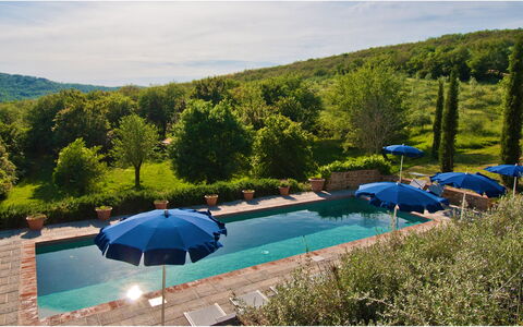 Villa Badia: Vand, Himmel, Sky, Plante, Svømmepøl, Paraply, Azure, Træ, Udendørs Møbler, Bygning