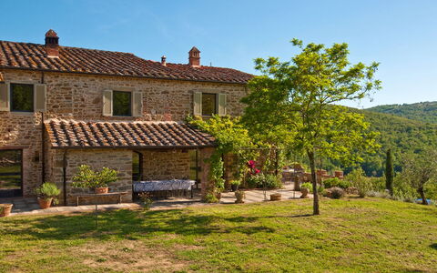 Villa Badia: Himmel, Plante, Vindue, Bygning, Hus, Træ, Naturlige Landskab, Land Lot, Sommerhus, Ejendom