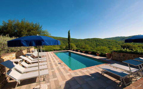 Villa Badia: Himmel, Vand, Ejendom, Svømmepøl, Paraply, Azure, Plante, Udendørs Møbler, Skygge, Træ