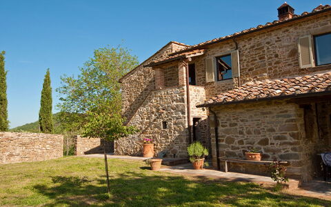 Villa Badia: Himmel, Plante, Bygning, Vindue, Ejendom, Træ, Land Lot, Hus, Blomsterkrukke, Græs