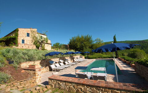 Villa Badia: Plante, Himmel, Plantesamfund, Azure, Land Lot, Træ, Skygge, Bord, Udendørs Møbler, Græs