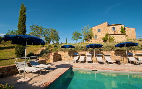 Villa Badia: Vand, Plante, Himmel, Bygning, Azure, Træ, Skygge, Svømmepøl, Arecales, Krop Af Vand