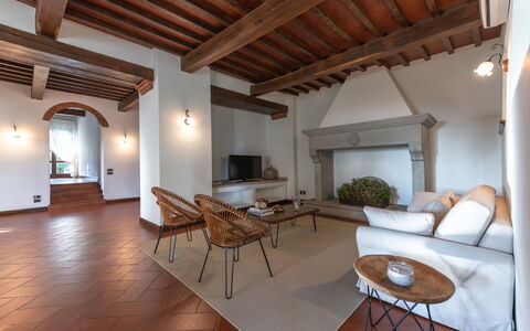 Le Due Ville: Couch, Bord, Ejendom, Møbel, Træ, Indretning, Belysning, Vindue, Stue, Etage