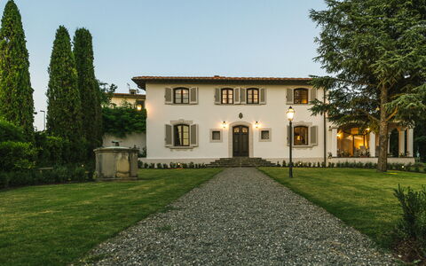 Le Due Ville: Plante, Himmel, Vindue, Bygning, Grøn, Træ, Hus, Land Lot, Græs, Sommerhus