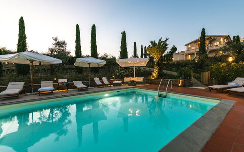 Le Due Ville: Vand, Himmel, Plante, Svømmepøl, Bygning, Azure, Træ, Krop Af Vand, Fritid, Arecales