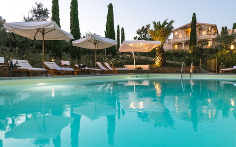 Le Due Ville: Vand, Himmel, Svømmepøl, Bygning, Træ, Plante, Arecales, Paraply, Udendørs Møbler, Fritid