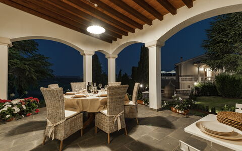 Le Due Ville: Bord, Plante, Møbel, Bygning, Skygge, Stol, Vindue, Hus, Ejendom, Træ