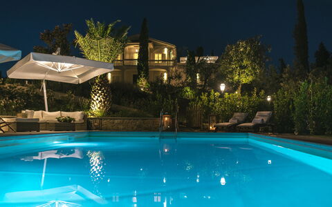 Le Due Ville: Vand, Plante, Ejendom, Bygning, Lys, Svømmepøl, Natur, Azure, Blå, Træ