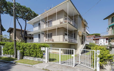 Casa Lelia: Plante, Himmel, Bygning, Vindue, Hus, Urban Design, Land Lot, Træ, Hegn, Ejerlejlighed