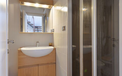 Casa Lelia: Tap, Spejl, Badeværelsesvask, Sanitærarmatur, Håndvask, Badeværelse, Træ, Indretning, Etage