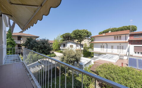 Casa Lelia: Himmel, Plante, Bygning, Ejendom, Vindue, Træ, Urban Design, Hus, Hegn, Væg