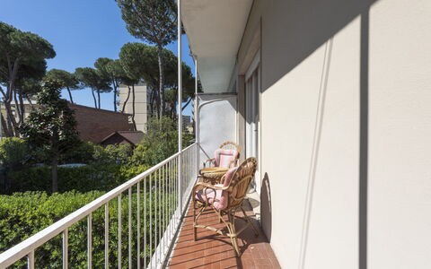 Casa Lelia: Bygning, Plante, Træ, Hus, Træ, Himmel, Fritid, Facade, Gelænder, Hegn