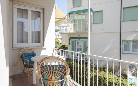 Casa Lelia: Bygning, Vindue, Ejendom, Plante, Bord, Møbel, Stol, Træ, Veranda