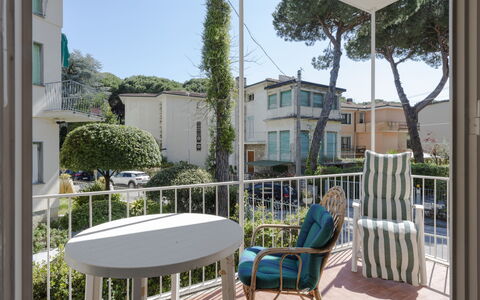 Casa Lelia: Plante, Himmel, Ejendom, Bygning, Bord, Vindue, Stol, Skygge, Udendørs Møbler, Indretning