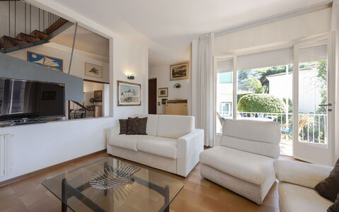 Casa Lelia: Couch, Møbel, Billedramme, Ejendom, Bord, Indretning, Belysning, Arkitektur, Stue, Etage