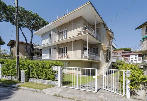 Casa Lelia: Plante, Himmel, Bygning, Vindue, Hus, Urban Design, Land Lot, Træ, Hegn, Ejerlejlighed