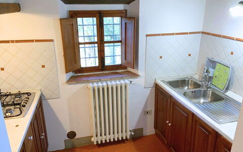 Borgo Delle Fonti: Køkken, Køkken Apparat, Træ, Større Bandage, Køkkenvask, Countertop, Gulvbelægning, Komfur, Komfur, Gaskomfur