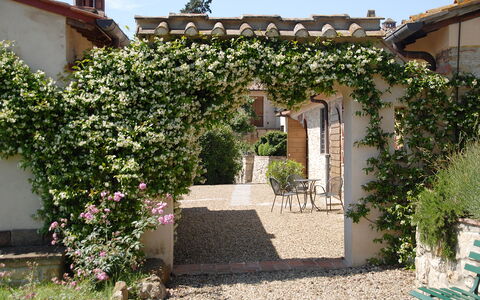 Borgo Delle Fonti: Plante, Blomst, Bygning, Ejendom, Vindue, Botanik, Himmel, Land Lot, Hus, Vegetationen