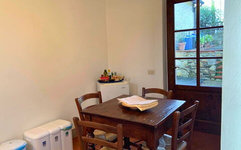 Borgo Delle Fonti: Møbel, Træ, Gulvbelægning, Bord, Indretning, Etage, Køkken & Spisebord, Spisestue, Stol, Værelse