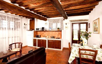 Camelia: Møbel, Bord, Stueplante, Vindue, Træ, Plante, Stol, Cabinetry, Arkitektur, Stue