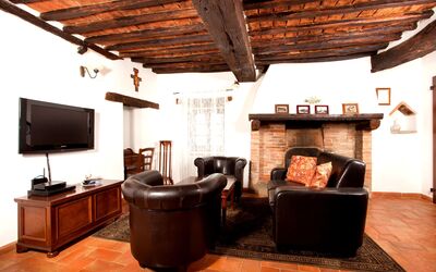 Orchidea: Ejendom, Møbel, Bygning, Træ, Indretning, Television, Stue, Cabinetry, Stol, Etage